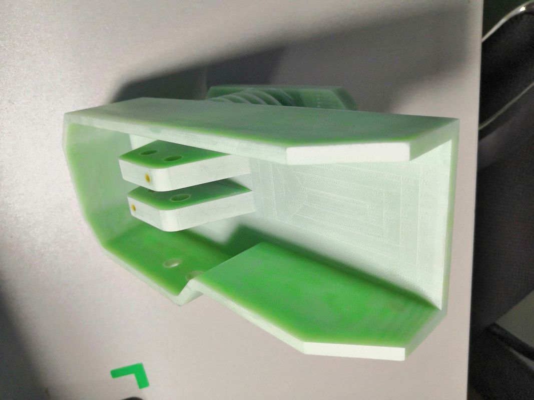 FR4は中国からのエポキシ樹脂生地の複合体によって機械で造られる部品を薄板にします